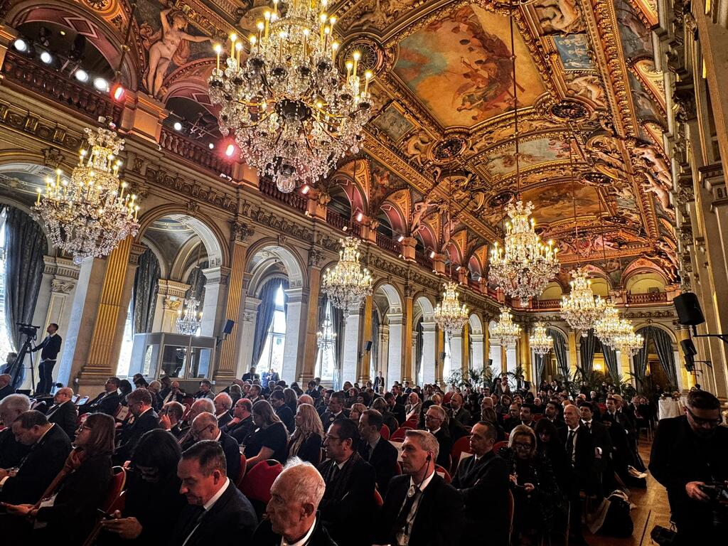 La conferencia es en el Ayuntamiento de París
