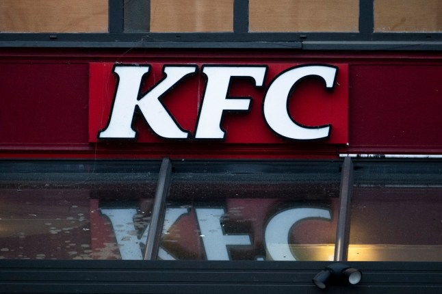 Esta fotografía muestra una vista del logotipo de la empresa estadounidense de restaurantes de comida rápida KFC en una tienda en París el 15 de enero de 2025.