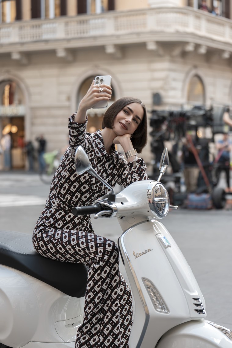 Emily se está tomando una selfie. Imagen: Lily Collins.