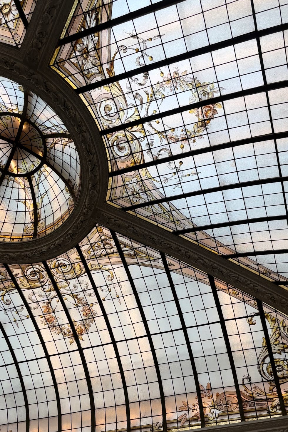 El techo de vidrieras del Hotel Vernet en París