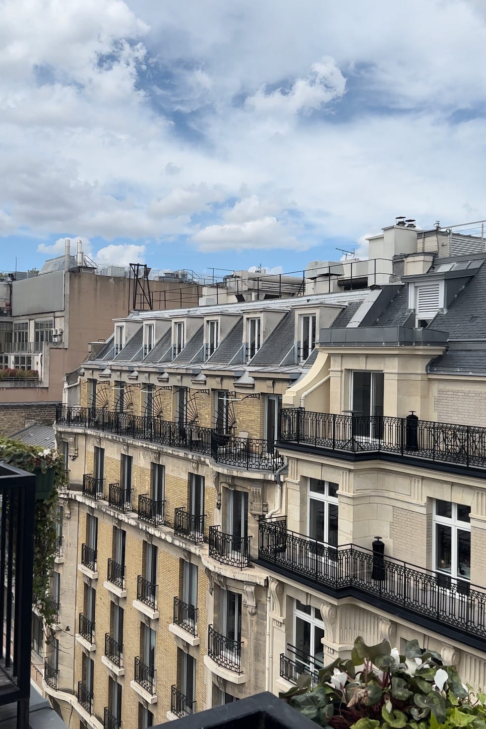 Vista del balcón de una habitación de hotel en el Hotel Vernet de París