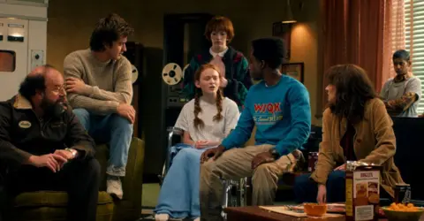 Cosas más extrañas Netflix Brett Gellman, Joe Keery, Sadie Sink, Amybeth McNulty, Caleb McLaughlin, Winona Ryder y Linnea Berthelsen