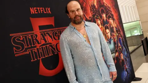 Getty Images Brett Gelman asiste a las proyecciones para fans de Stranger Things 5: The Final en AMC Topanga 12 el 31 de diciembre de 2025 en Topanga, California.