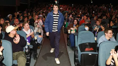Finn Wolfhard de Netflix asiste a la proyección final para fans de Stranger Things 5: The Park Theatre el 31 de diciembre de 2025 en Vancouver, Columbia Británica.