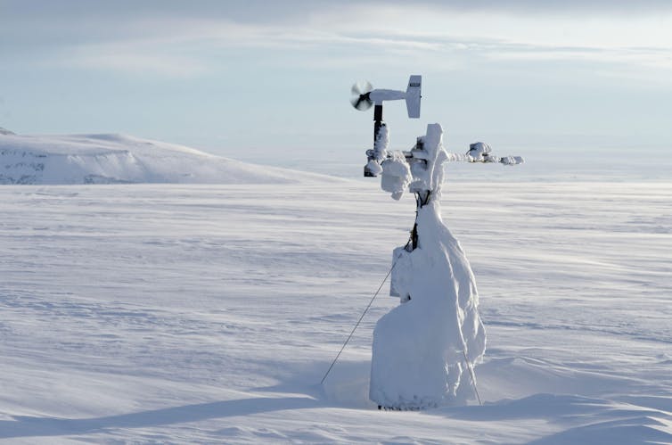 La estación meteorológica está cubierta de nieve y hielo.