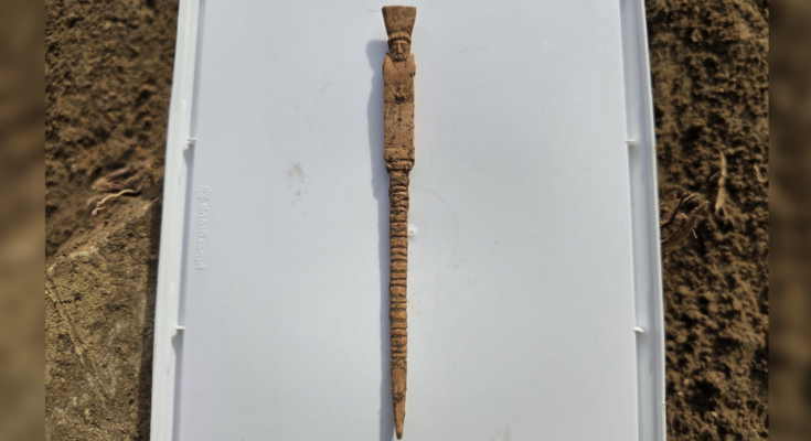 Un lápiz de hueso de 2.500 años de antigüedad encontrado en Sicilia representa a Dioniso y su pene erecto.