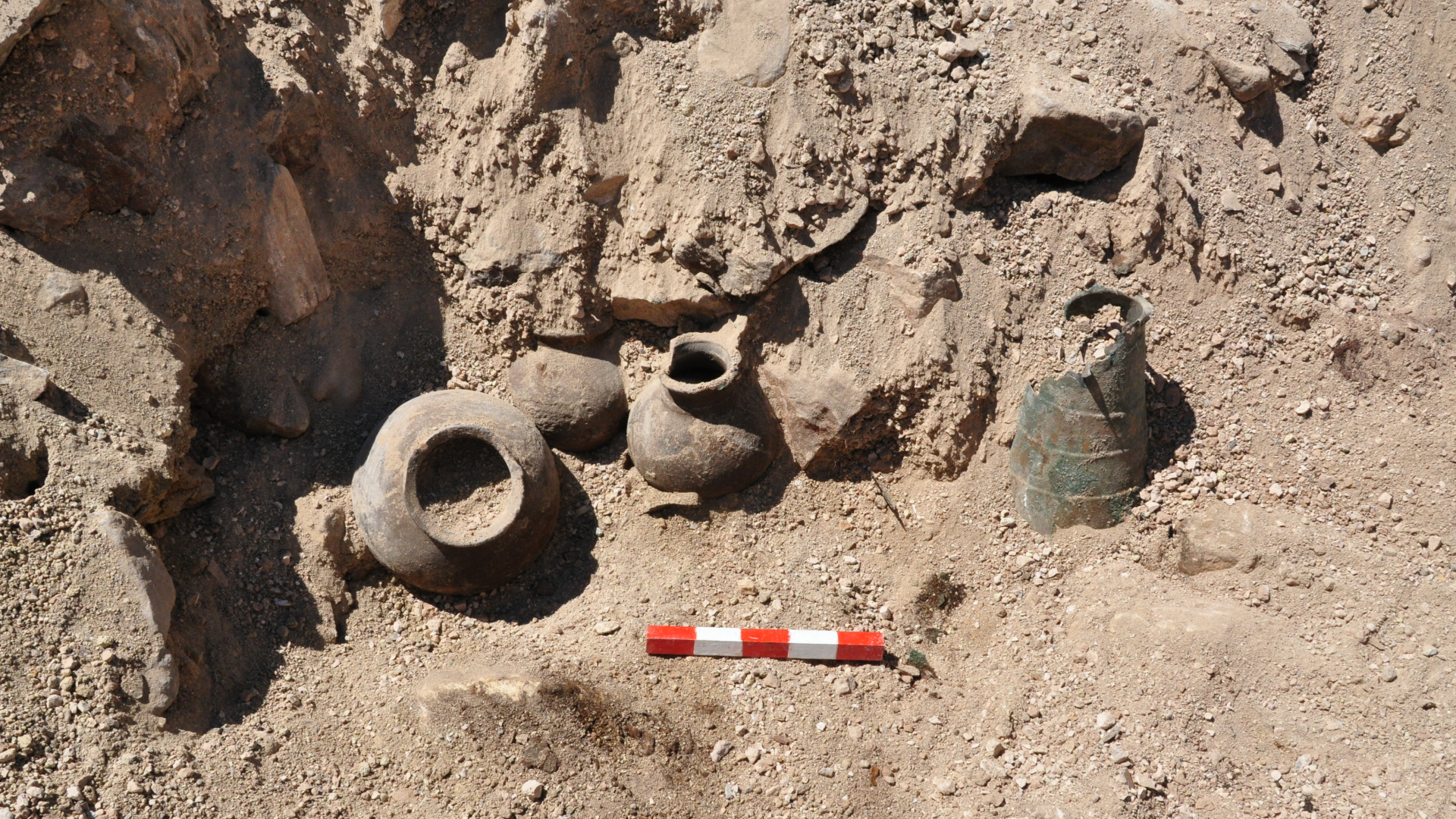 En el sitio arqueológico se están excavando varias tinajas de cerámica y una vasija de bronce.