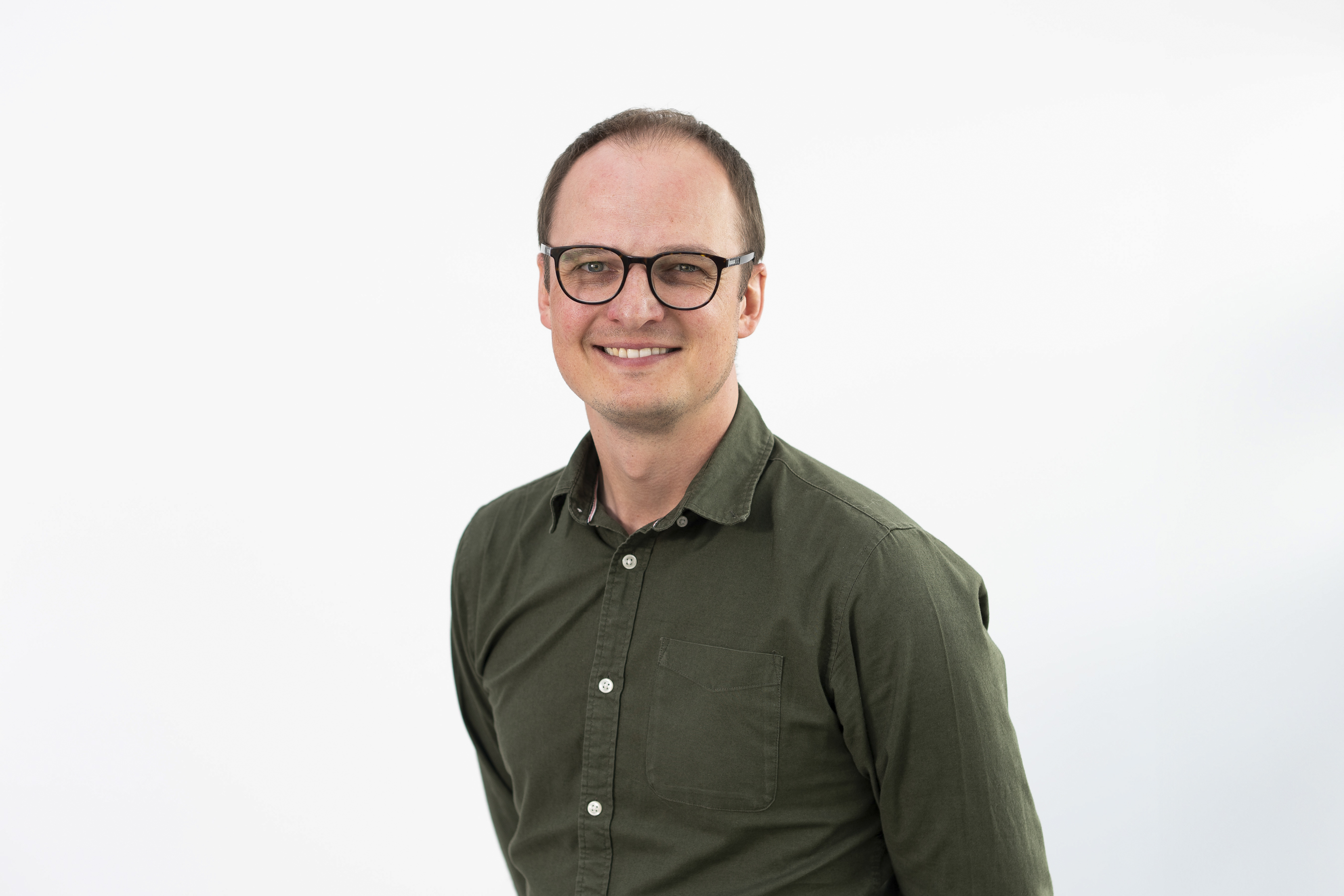 El físico Andrew Brown se ríe.