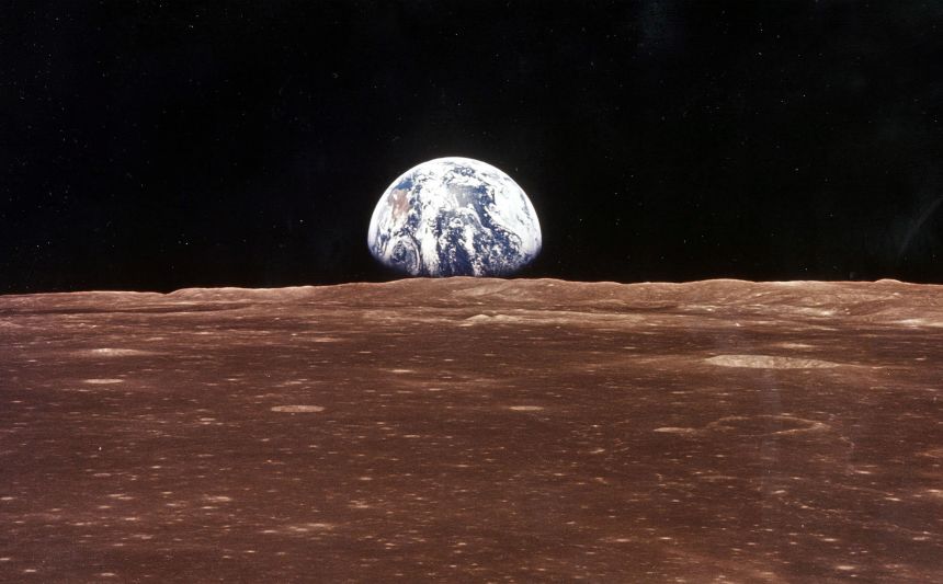 Una vista de la Tierra sobre el horizonte lunar capturada por el Apolo 11.