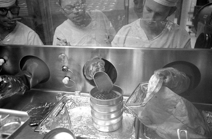 Las muestras lunares del Apolo 14 fueron analizadas en las instalaciones de cuarentena en 1971.