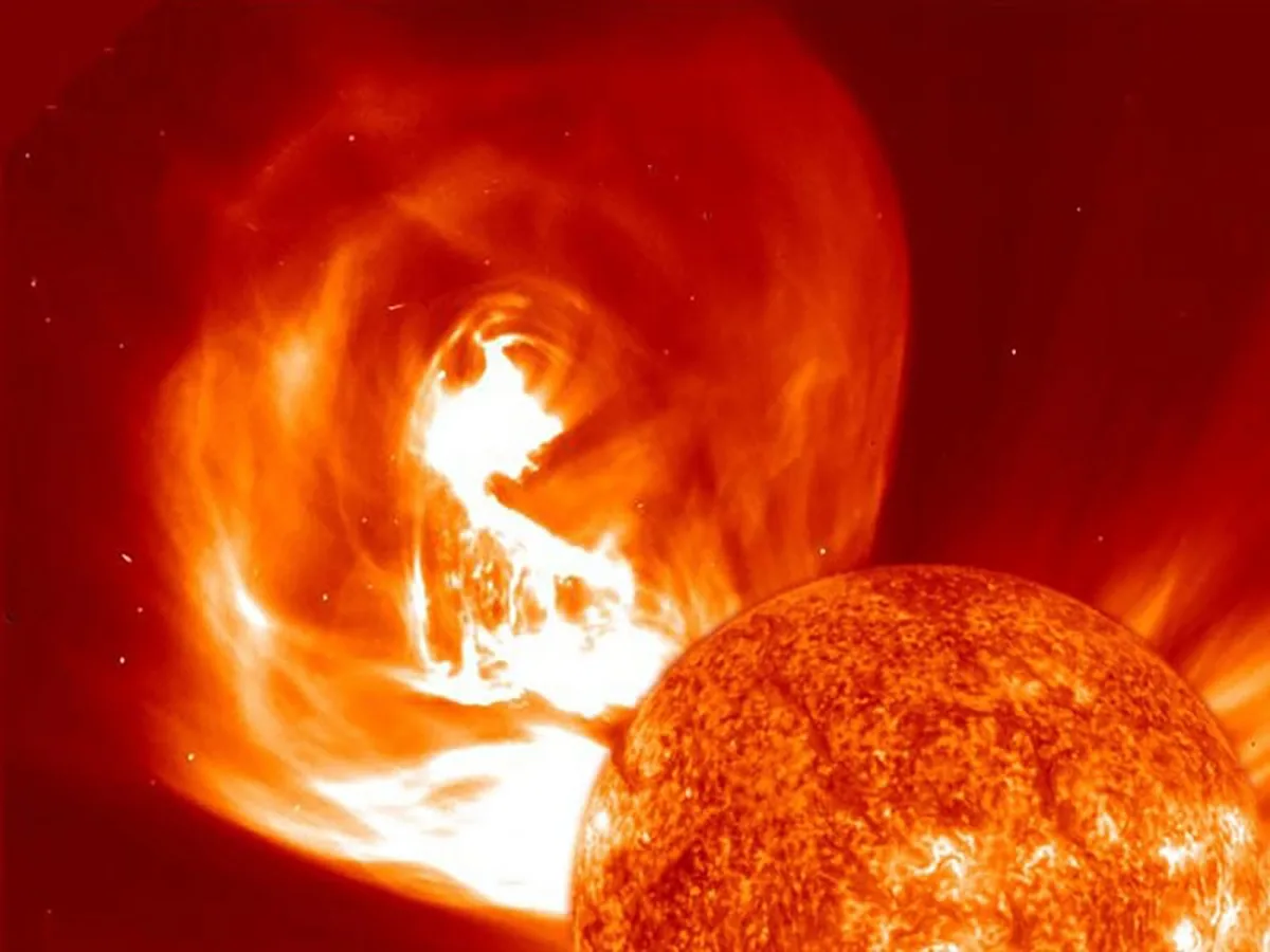 El clima espacial incluye explosiones energéticas como eyecciones de masa coronal, como se ve aquí desde el Observatorio Solar y Heliosférico. Crédito: NASA/SOHO