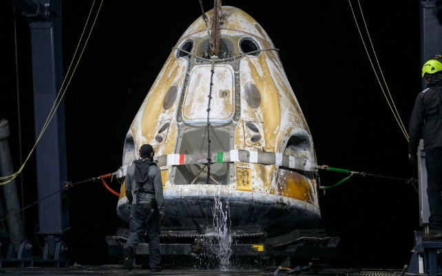 La primera evacuación médica de la NASA aterriza en el Pacífico