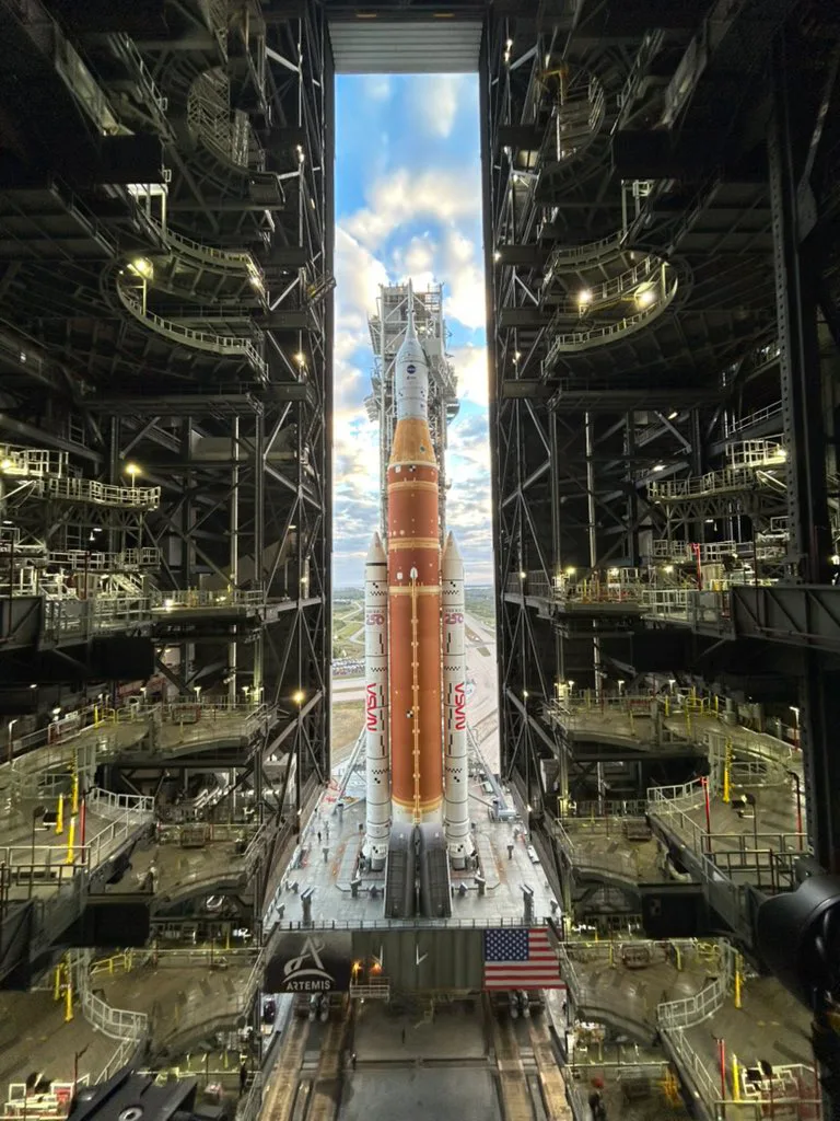 El sistema de lanzamiento espacial Artemis II dentro del edificio de ensamblaje de vehículos en el Centro Espacial Kennedy de la NASA, Florida, antes de su lanzamiento el 18 de enero de 2026. Crédito: NASA