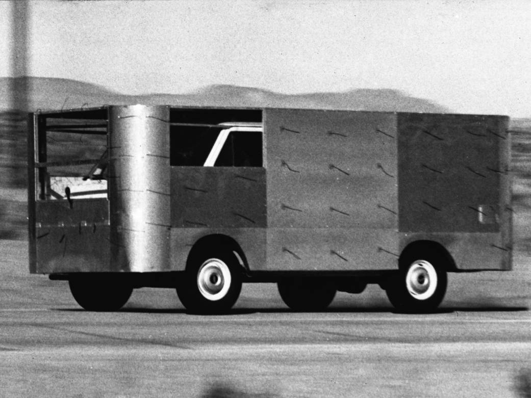 Furgoneta Ford modificada para pruebas aerodinámicas por la NASA.