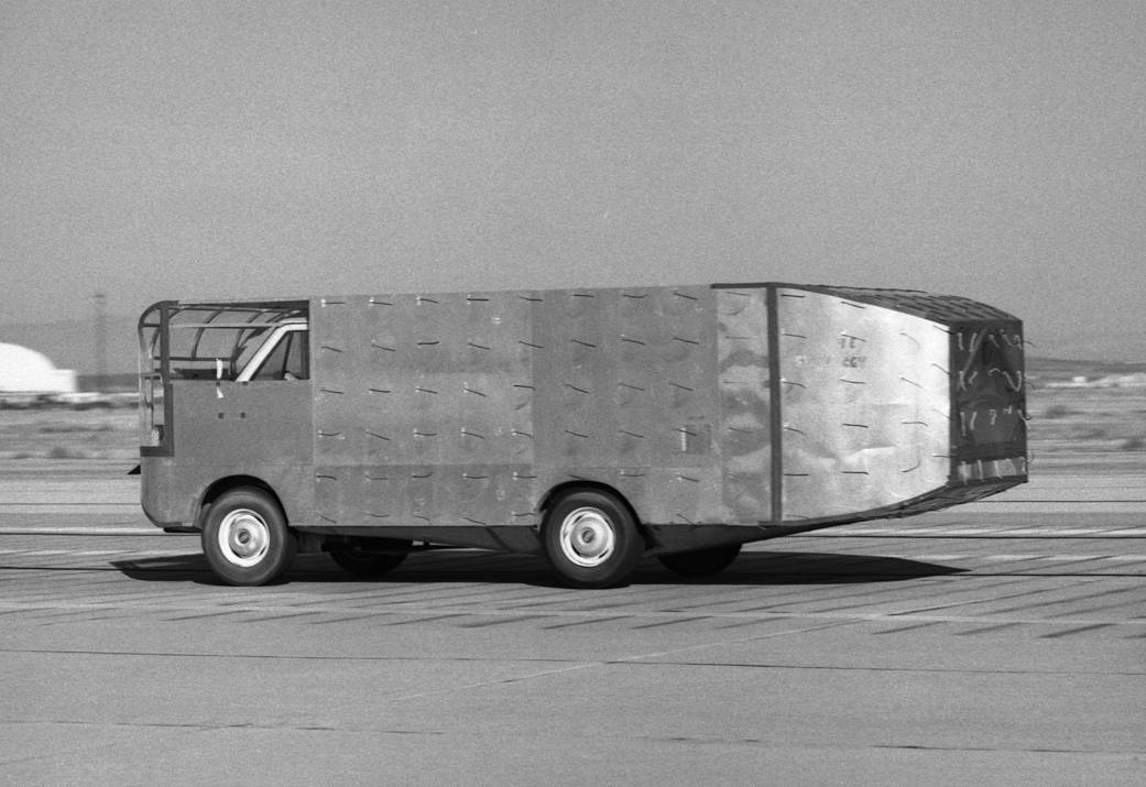 Furgoneta Ford modificada para pruebas aerodinámicas por la NASA.