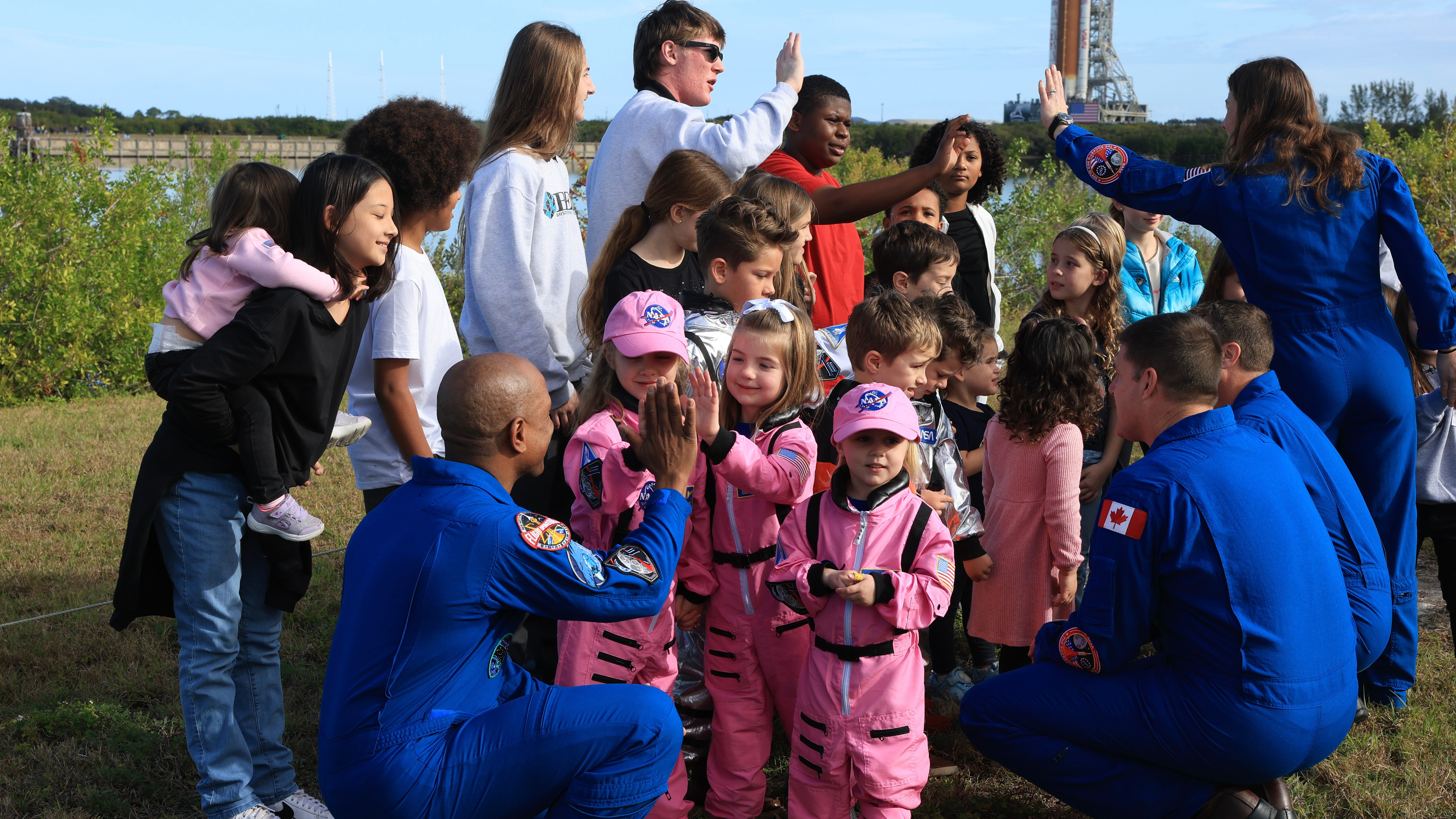 Los niños saludan a los miembros de la tripulación de Artemis II, incluido el piloto Victor Glover, el especialista de misión Jeremy Hansen, el comandante Reed Wiseman y la especialista de misión Christina Koch.