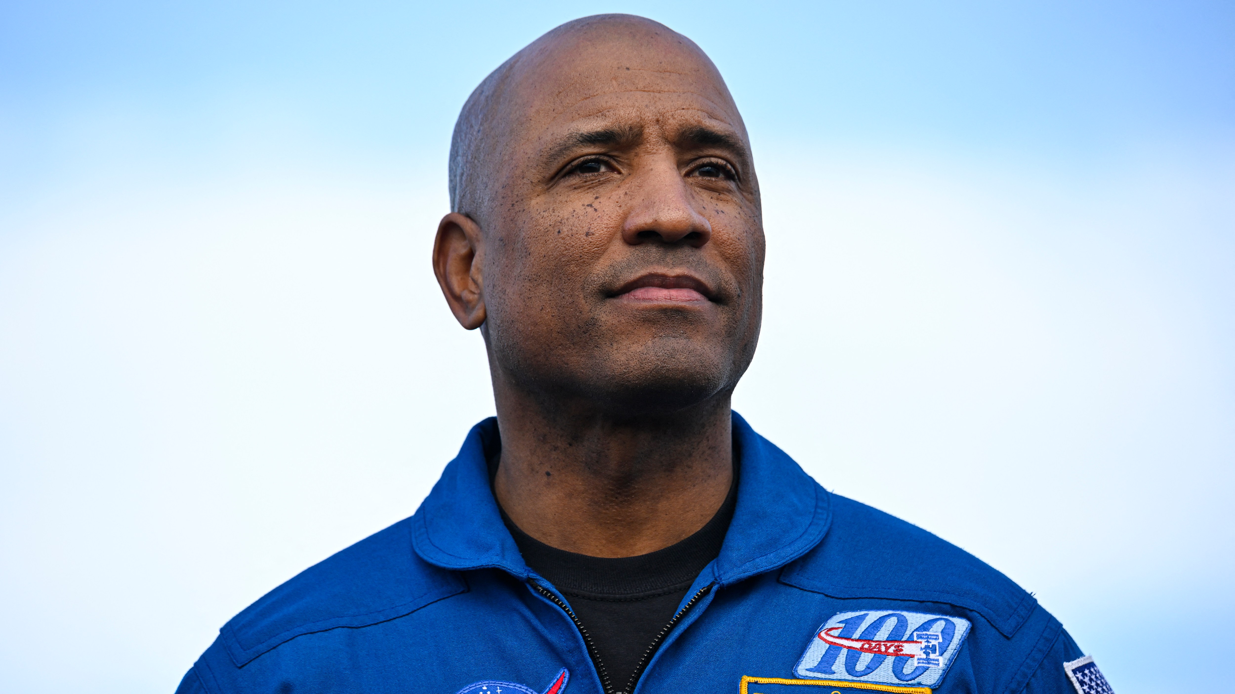 El piloto de Artemis II, Victor Glover, con su traje de vuelo de la NASA.