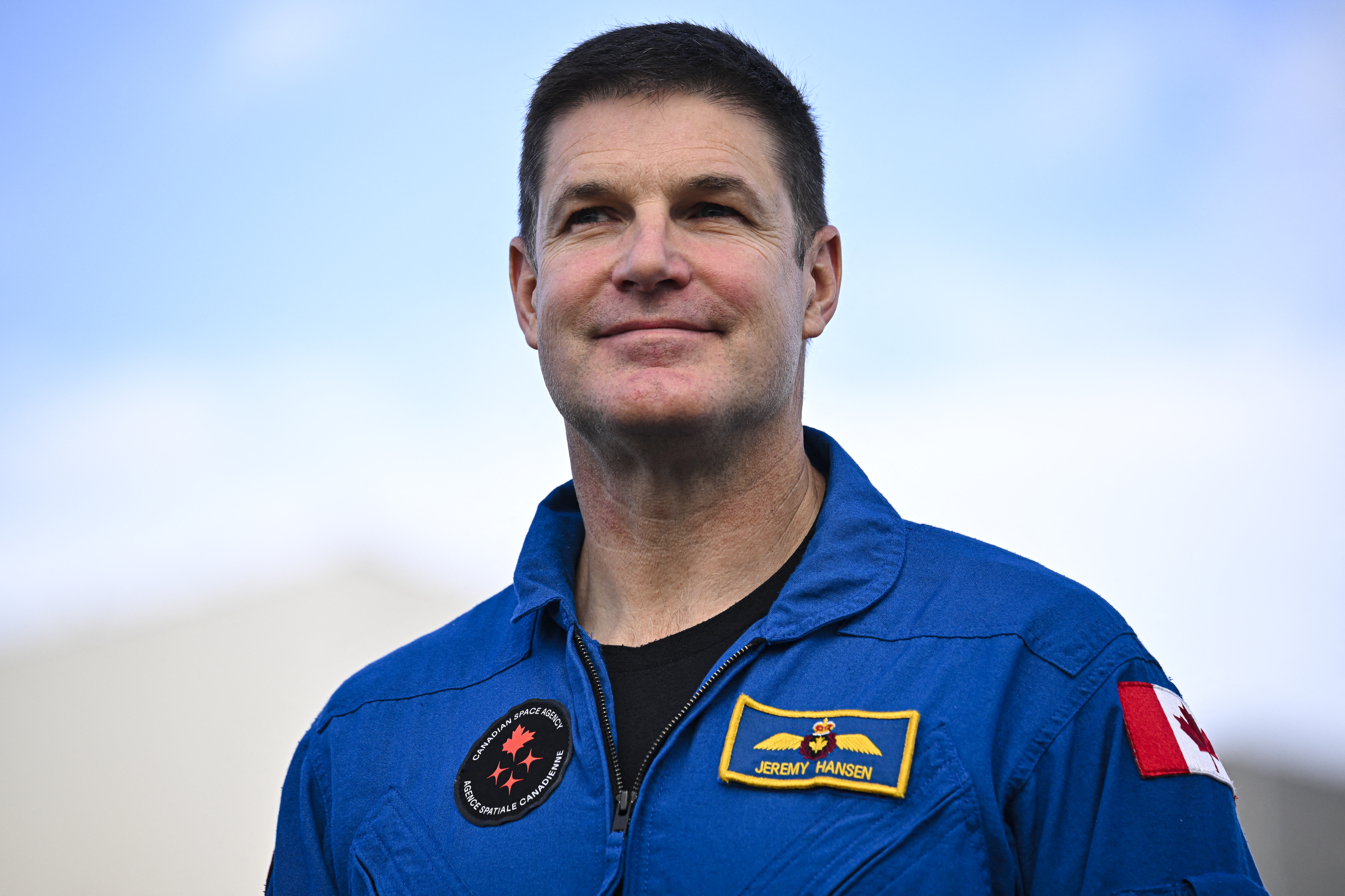 El astronauta de la Agencia Espacial Canadiense Jeremy Hansen con su traje de vuelo azul.