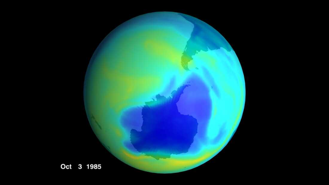 Una visualización del hemisferio sur de la Tierra indica la extensión de la capa de ozono desde el amarillo (más) hasta el azul oscuro (menos). 