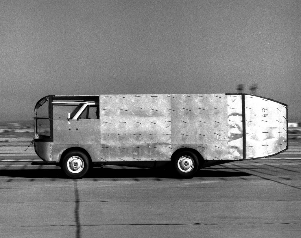 Furgoneta Ford modificada para pruebas aerodinámicas por la NASA.
