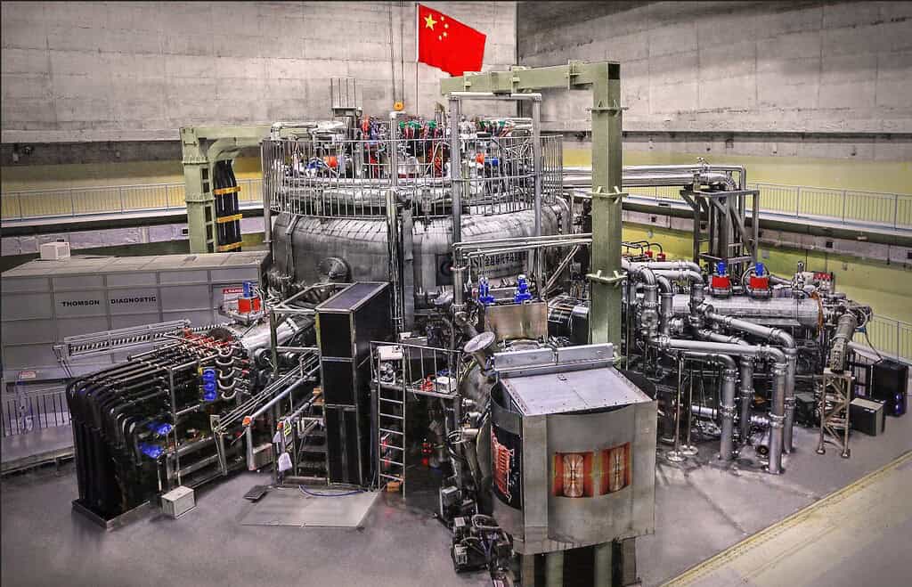 Un reactor de fusión nuclear dentro de una instalación con bandera china, Advanced Energy Research Facility.