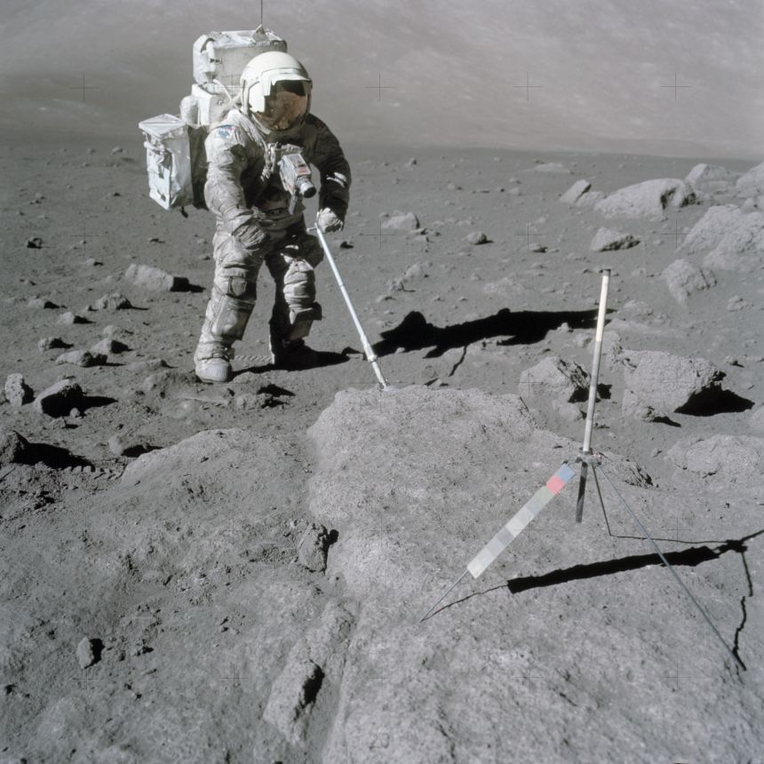 El piloto del módulo lunar del Apolo 17, Harrison Schmitt, recogió muestras lunares en la Luna en 1972.