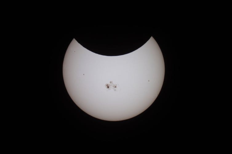 Parcialmente bloqueado por el Sol y la Luna.