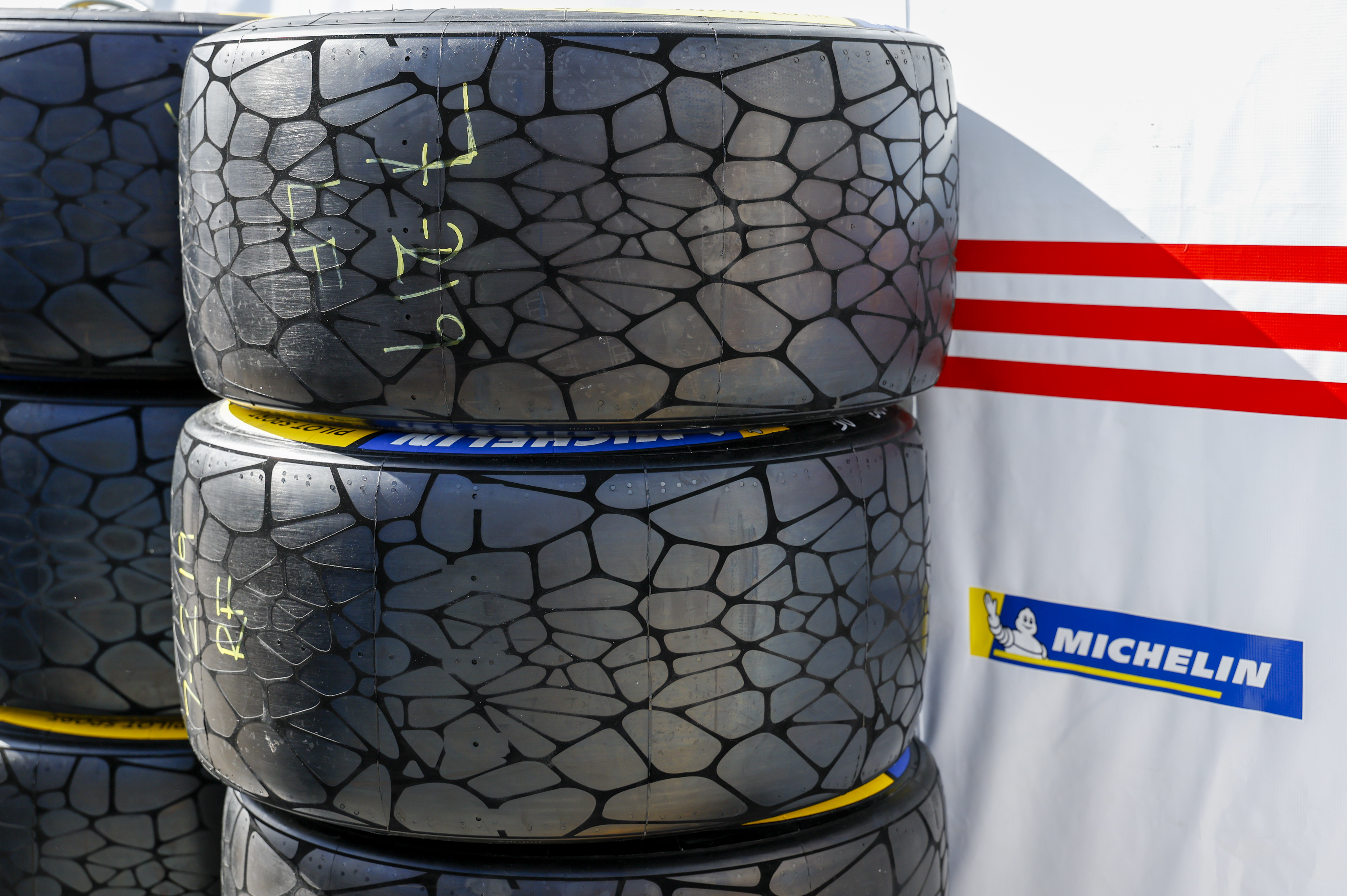 DAYTONA BEACH, FL - 25 DE ENERO: Una vista detallada de los neumáticos durante la Rolex 24 en Daytona en el Daytona International Speedway el 25 de enero de 2026 en Daytona Beach, Florida.