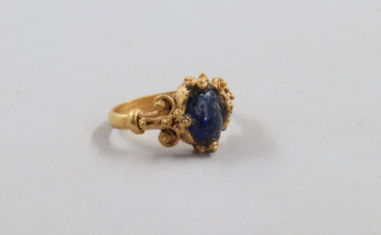 Se descubre un ornamentado anillo medieval en la ciudad más antigua de Noruega