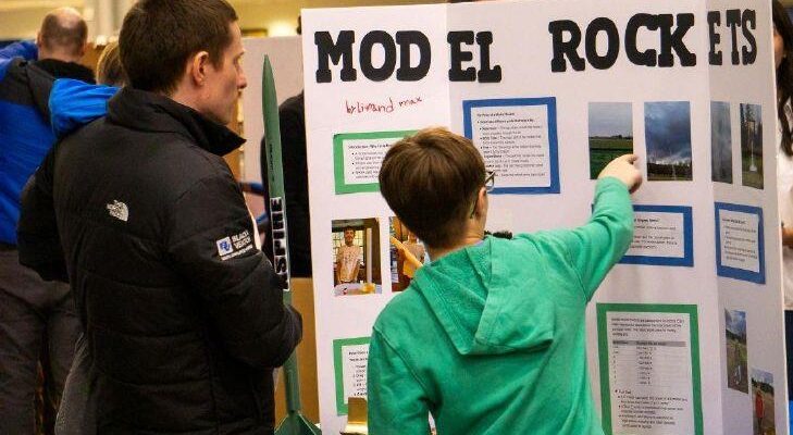Sea voluntario para ser juez de la feria de ciencias de una escuela secundaria en West Linn-Wilsonville