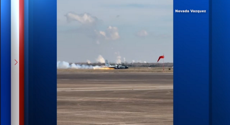 Un avión de la NASA aterriza boca arriba en medio de informes de un "problema mecánico" en el Ellington Field de Houston, dice una portavoz