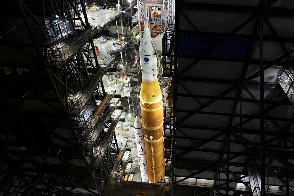 El cohete Artemis II Space Launch System (SLS) de la NASA y la nave espacial Orion despegan de la plataforma de lanzamiento 39B, el sábado 17 de enero de 2026, después de que se abran las puertas dentro del edificio de ensamblaje de vehículos, en el Centro Espacial Kennedy de la NASA en Florida. Crédito: NASA/Joel Kowsky