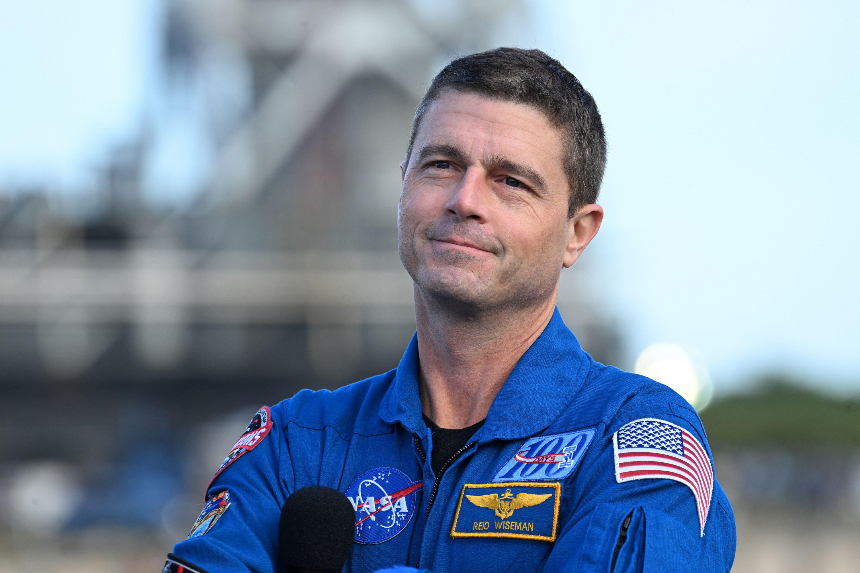 El comandante Artemis II de la NASA, Reed Wiseman, con su traje de vuelo.